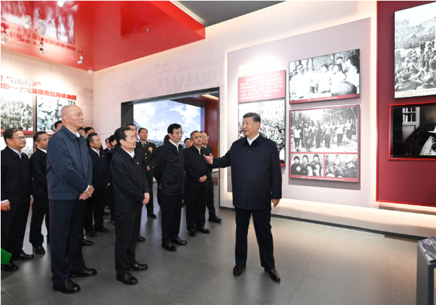 习近平参观新疆维吾尔自治区成立70周年主题成就展