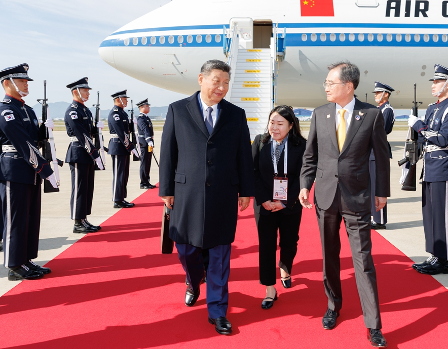 习近平抵达韩国出席亚太经合组织第三十二次领导人非正式会议并对