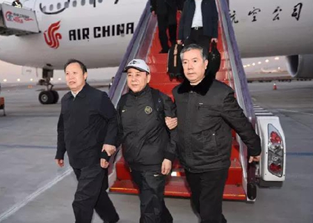 揭秘外逃贪官的悲惨生活:用502粘牙套 整日不敢出屋(图5)