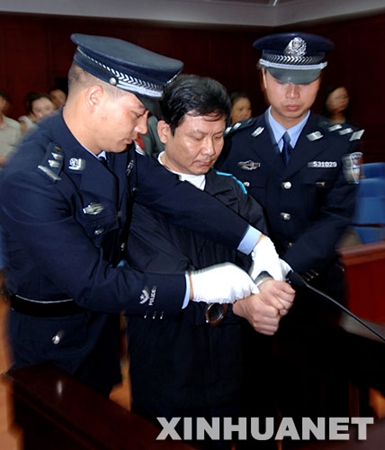 揭秘外逃贪官的悲惨生活:用502粘牙套 整日不敢出屋(图6)