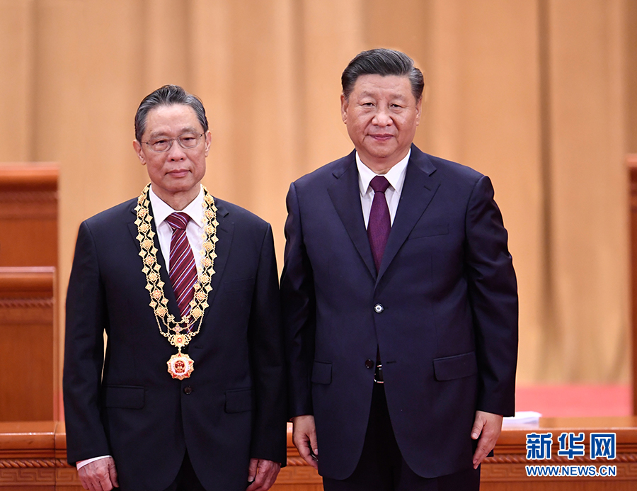 全国抗击新冠肺炎疫情表彰大会在京隆重举行 习近平向国家勋章和国家荣誉称号获得者颁授勋章奖章并发表重要讲话(图6) 全国抗击新冠肺炎疫情表彰大会在京隆重举行 习近平向国家勋章和国家荣誉称号获得者颁授勋章奖章并发表重要讲话(图6)