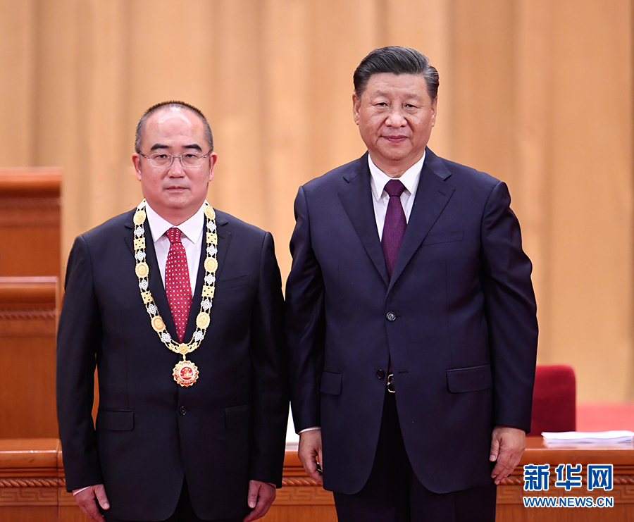 全国抗击新冠肺炎疫情表彰大会在京隆重举行 习近平向国家勋章和国家荣誉称号获得者颁授勋章奖章并发表重要讲话(图10) 全国抗击新冠肺炎疫情表彰大会在京隆重举行 习近平向国家勋章和国家荣誉称号获得者颁授勋章奖章并发表重要讲话(图10)