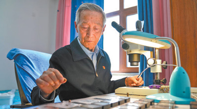 黑龙江省公安厅刑事技术处原正处级侦查员崔道植—— “信念不动摇,干劲就能始终如一”(图1)