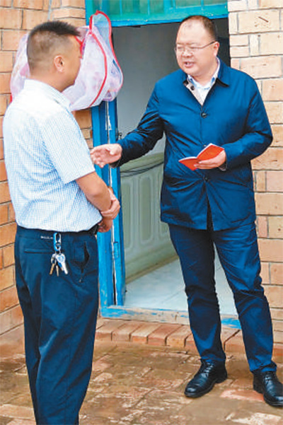 中国化学工程集团干部、甘肃省华池县原挂职副县长邱军—— 苦干实干,同乡亲一起(图1)