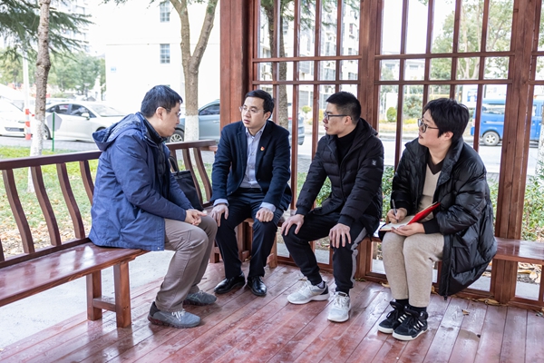 啃硬骨头 办疑难案 记全国“人民满意的公务员”、江苏省无锡市新吴区纪委书记罗功新(图1)