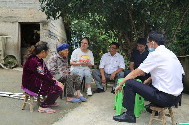 青春之花在田野绽放 ——记贵州省黔西市莲城街道纪工委副书记、监察室副主任李雪(图1) 青春之花在田野绽放 ——记贵州省黔西市莲城街道纪工委副书记、监察室副主任李雪(图1)