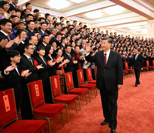 习近平会见全国“人民满意的公务员”和 “人民满意的公务员集体”代表(图1) 习近平会见全国“人民满意的公务员”和 “人民满意的公务员集体”代表(图1)