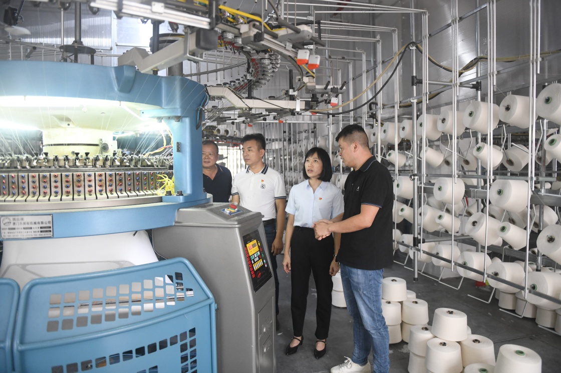 陆秀兴:在啃“硬骨头”中推进乡村振兴(图1) 陆秀兴:在啃“硬骨头”中推进乡村振兴(图1)