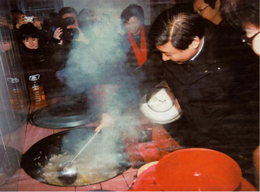 人间重晚晴——习近平总书记尊老爱老的难忘瞬间(图2)